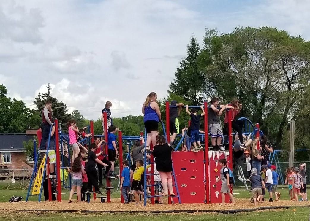 Aire de jeux réalisée — Écoles